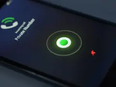 Schermo di un telefono con chiamata in arrivo da numero privato. Come scoprire un numero sconosciuto?