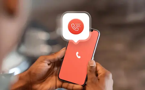 Mani che tengono uno smartphone con un'icona di chiamata e un fumetto che spiega come bloccare i numeri privati.