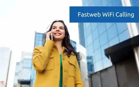 Donna sorridente parla al telefono con Fastweb WiFi Calling, con edifici moderni sullo sfondo.