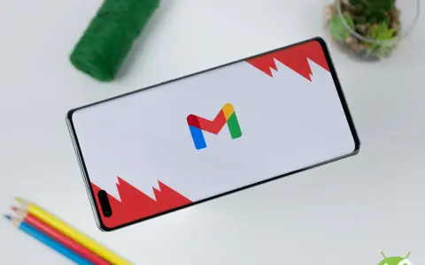 Smartphone con logo Gmail. Speriamo che gmail non funzioni sul cellulare sia solo un problema temporaneo.