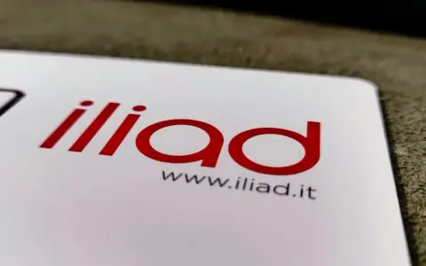 Logo Iliad su carta bianca, forse un problema di ricarica Iliad oggi?