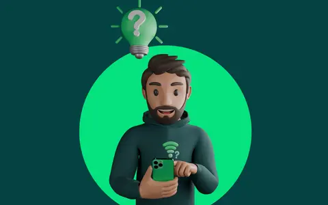 Uomo con smartphone e lampadina con punto interrogativo sopra la testa. La connessione dati non funziona, ma cerca una soluzione.