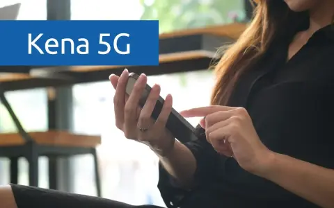 Donna con un Kena mobile a chi si appoggia, scorre il dito sullo schermo.