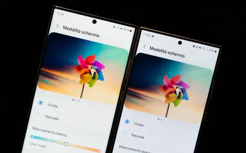 Due Samsung S24 Ultra a confronto, mostrando l'aggiornamento delle impostazioni schermo con la modalità "Vivida" attiva.