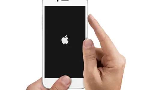 Mani che tengono un iPhone con logo Apple su schermo nero. Il telefono si spegne da solo, forse per un problema.