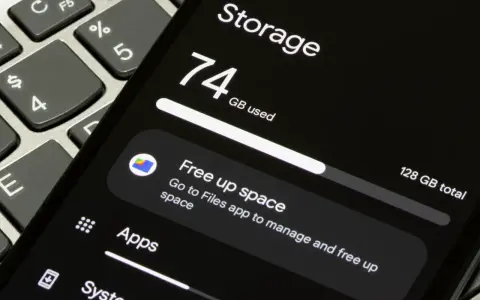 Memoria telefono piena: 74 GB usati su 128 GB totali. Suggerimento per liberare spazio tramite l'app Files.