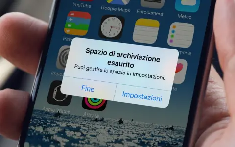 Notifica "memoria piena" su uno smartphone. Il dispositivo avvisa che lo spazio di archiviazione è esaurito e suggerisce di gestire lo spazio nelle impostazioni.