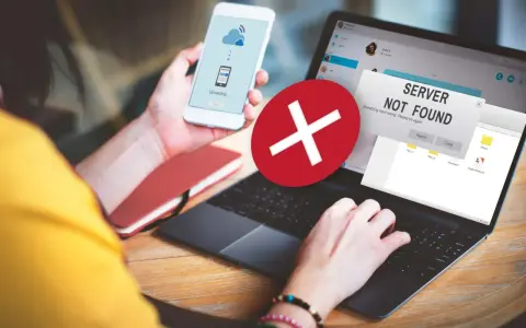 Errore server: tiscali mobile non funziona internet. Il telefono mostra "Uploading...", il laptop "Server Not Found".