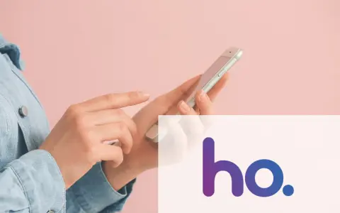 Mani che usano uno smartphone con il logo ho. in sovrimpressione, per scoprire la copertura 5G ho mobile.