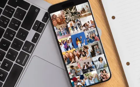 Un telefono mostra una cronologia file di foto di studenti felici.