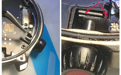 Dettaglio interno di uno smartwatch, forse un Amazfit GTR 4, con pinzette che manipolano un cavo flessibile. Si notano possibili problemi di assemblaggio o usura.