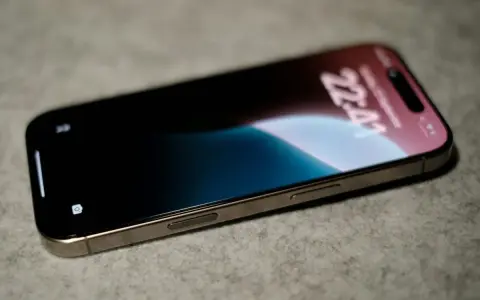 iPhone con sveglia impostata. Il volume è regolabile tramite i tasti laterali.