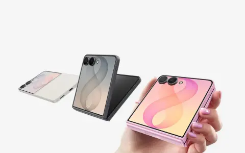 Tre smartphone pieghevoli in colori diversi: rosa, grigio e bianco. Il telefono rosa è tenuto in mano, il che fa pensare che non si sente audio telefono.