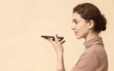 Donna parla al telefono, ma il microfono iPhone non funziona.
