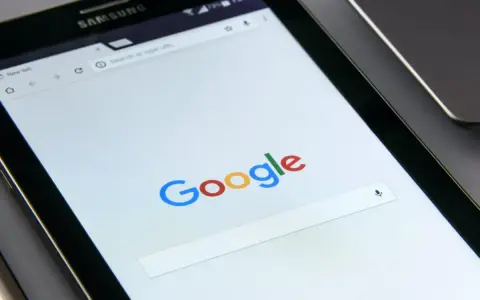 Schermo di un tablet Samsung con Google aperto. Utile per riaprire schede chiuse Chrome e ritrovare informazioni perdute.