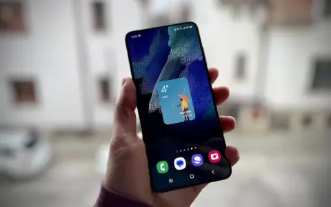Un widget schermata di blocco Samsung mostra il meteo a New York: 4 gradi e pioggia con un ombrello giallo.