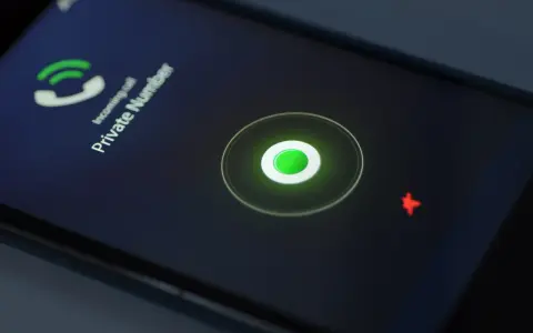 Schermo di un telefono con chiamata in arrivo da numero privato. Come scoprire un numero sconosciuto?