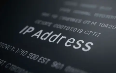 Testo digitale con la scritta "IP Address" in primo piano. Potrebbe indicare la necessità di cambiare indirizzo IP per motivi di privacy o sicurezza.