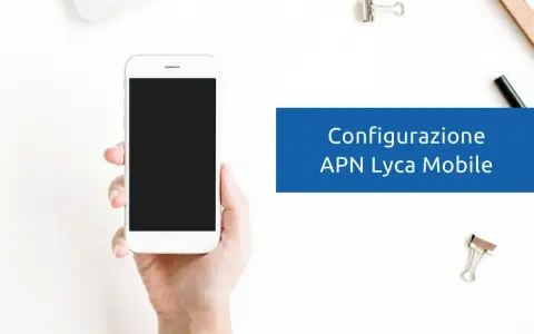 Configurazione APN Lycamobile Italia: mano che tiene uno smartphone bianco con schermo nero, su sfondo bianco con graffette.