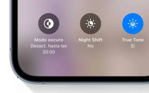 Schermo iPhone con True Tone attivo. Modalità scura disattivata fino alle 20:00, Night Shift no.
