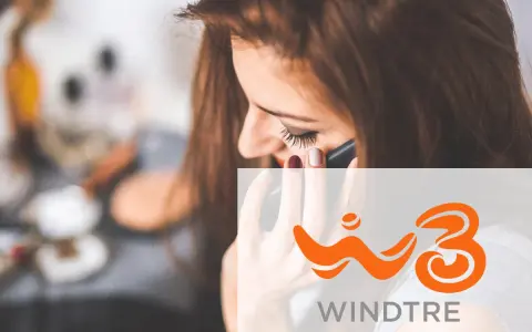 Donna al telefono, con logo Windtre. Scopri i telefoni compatibili per il wifi calling Windtre.