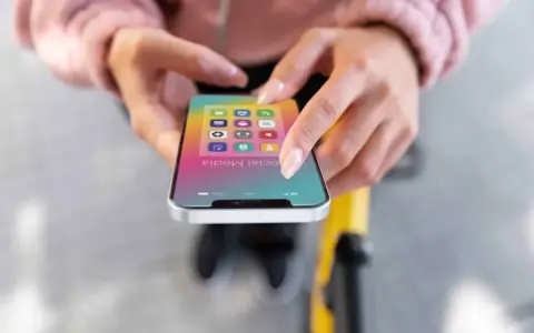 Mani che scorrono su uno smartphone con icone social. La memoria del Samsung è piena, ma non è vero, c'è spazio per nuove app.