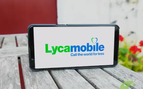Smartphone con logo Lycamobile. Speriamo non ci siano lycamobile problemi oggi per chi usa questo operatore.