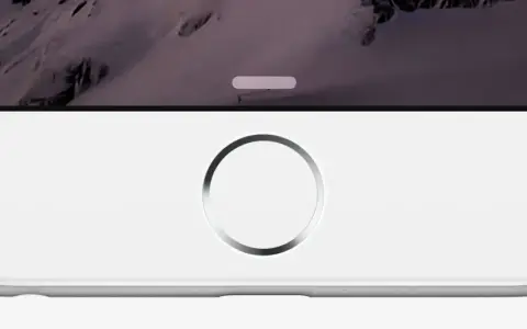 Primo piano di un iPhone bianco con sfondo montuoso. Il tasto home dell'iPhone non funziona, bloccando l'accesso.