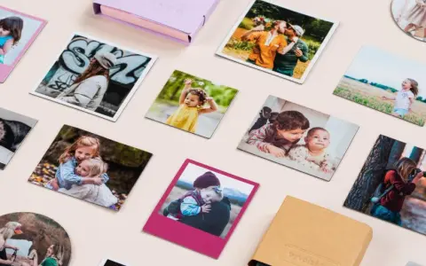 Raccolta di foto stampate, tra cui bambini, famiglie e un gatto. Scopri come scaricare foto da Google Foto a PC per creare ricordi tangibili.