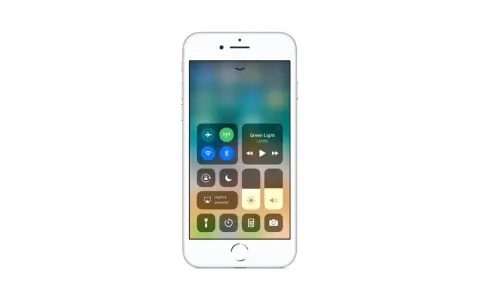 Schermata di un iPhone con Centro di Controllo aperto, mostra icone per Wi-Fi, Bluetooth, modalità aereo e musica. Le impostazioni di rete sono visibili.