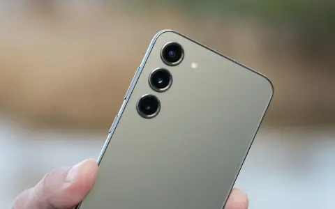 Dito, un dito tiene un Samsung con tripla fotocamera. Speriamo non ci sia un errore fotocamera Samsung.