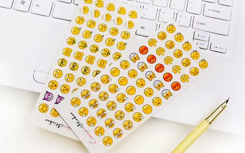 Fogli di adesivi emoji, perfetti per personalizzare il tuo iPhone o per un copia e incolla creativo.
