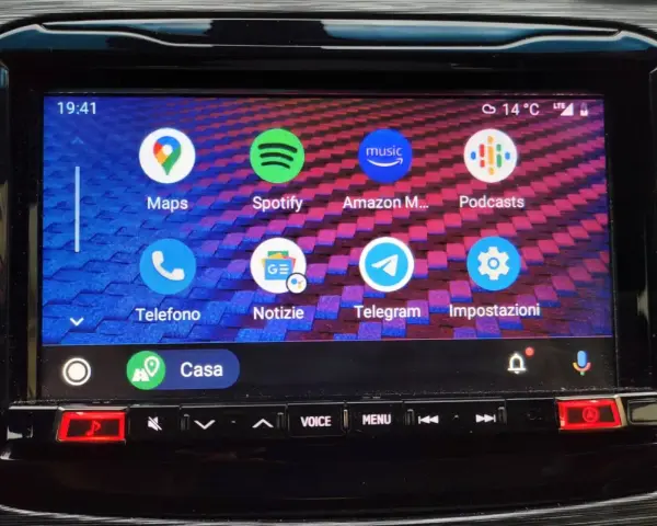 Schermata di Android Auto con icone di app come Maps, Spotify, Telefono e Impostazioni. Per sapere come aggiornare Android Auto, controlla le impostazioni.