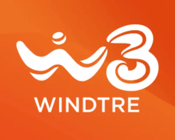 Logo WindTre bianco su sfondo arancione. Per sapere come parlare con un operatore Wind non virtuale, cerca il numero corretto.