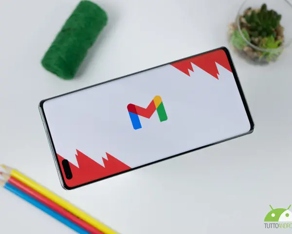 Smartphone con logo Gmail. Speriamo che gmail non funzioni sul cellulare sia solo un problema temporaneo.