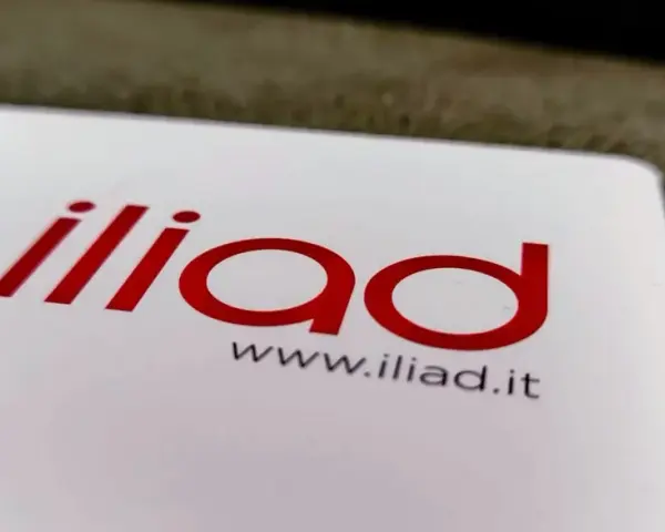 Logo Iliad su carta bianca, forse un problema di ricarica Iliad oggi?
