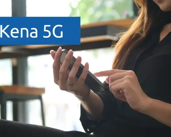 Donna con un Kena mobile a chi si appoggia, scorre il dito sullo schermo.