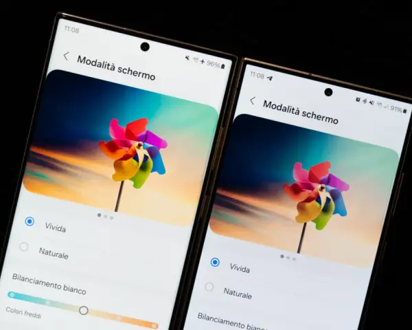 Due Samsung S24 Ultra a confronto, mostrando l'aggiornamento delle impostazioni schermo con la modalità "Vivida" attiva.