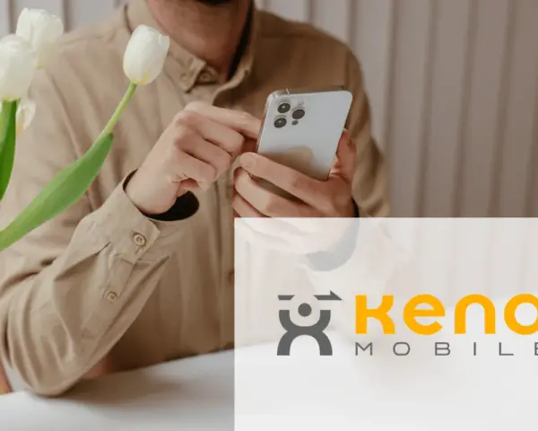 Uomo con smartphone, forse il suo **Kena mobile estero non funziona**. Vicino, tulipani bianchi.