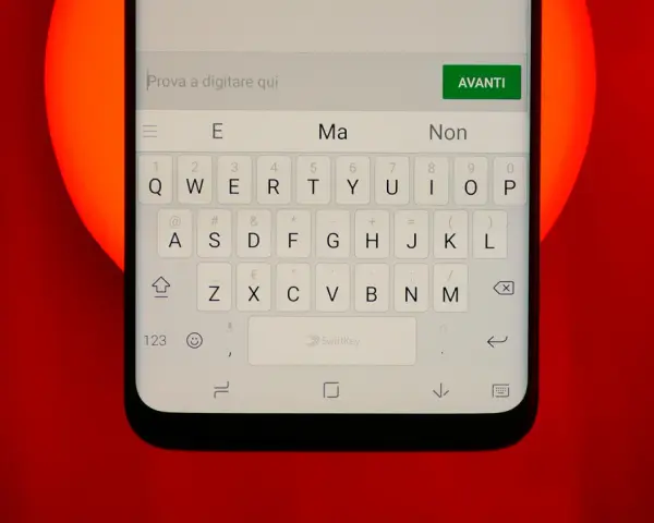 Schermata di un telefono che mostra come cambiare la tastiera del telefono con SwiftKey.