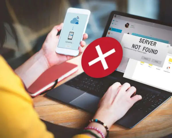 Errore server: tiscali mobile non funziona internet. Il telefono mostra "Uploading...", il laptop "Server Not Found".