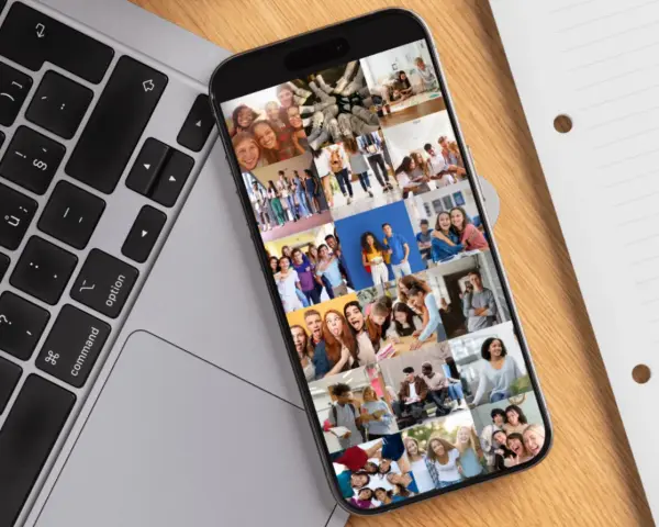 Un telefono mostra una cronologia file di foto di studenti felici.