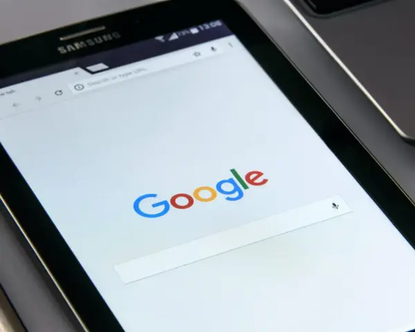 Schermo di un tablet Samsung con Google aperto. Utile per riaprire schede chiuse Chrome e ritrovare informazioni perdute.