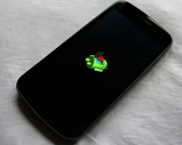 Smartphone con logo Android verde su schermo nero. Il display si accende e si spegne da solo, indicando un problema.