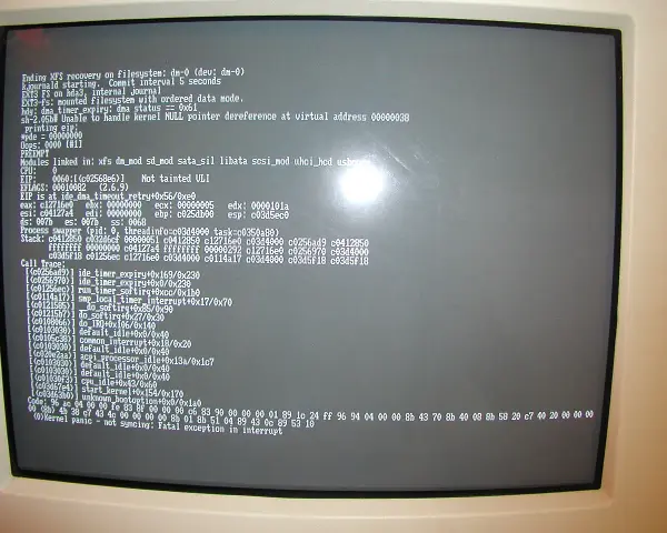 Schermata di un computer con un messaggio di "Kernel panic" e un errore di puntatore nullo, che indica un grave problema nel sistema operativo.