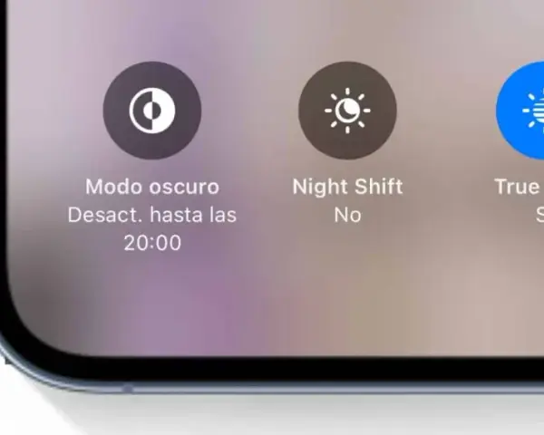Schermo iPhone con True Tone attivo. Modalità scura disattivata fino alle 20:00, Night Shift no.