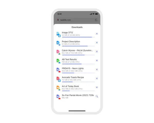 Schermata di un'app mobile che mostra un elenco di file scaricati, tra cui immagini, documenti e un film.