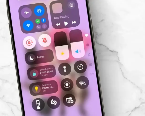 Schermata del cellulare con vari simboli sul display: icone per connettività, audio, luminosità, Focus, serratura e luci.
