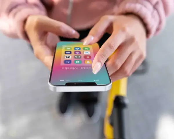 Mani che scorrono su uno smartphone con icone social. La memoria del Samsung è piena, ma non è vero, c'è spazio per nuove app.