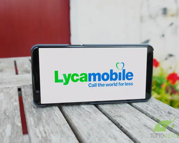 Smartphone con logo Lycamobile. Speriamo non ci siano lycamobile problemi oggi per chi usa questo operatore.